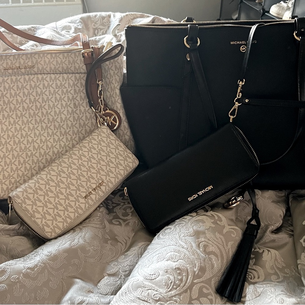 Authentic M Kors Lrg Tote bags & Lrg wallets. Black & Cream w/ monogram. 👀 pics